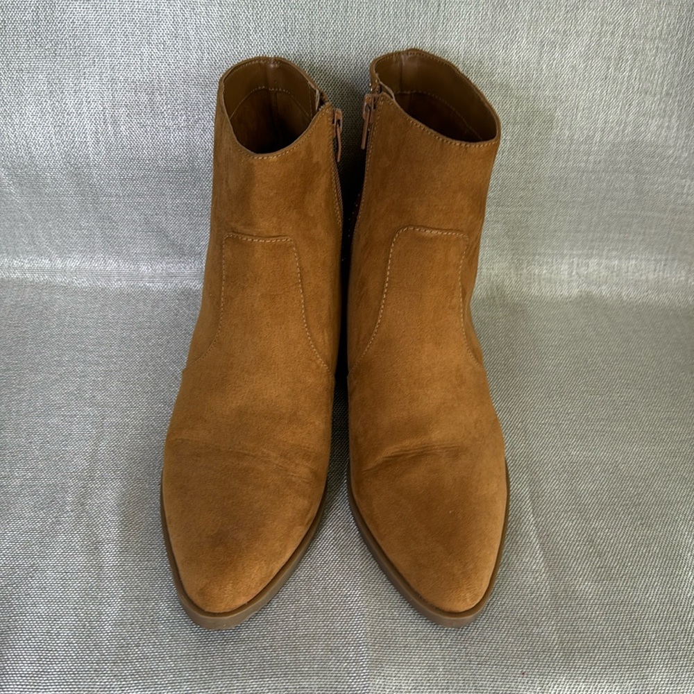 GUESS MID BOOTS TAN COLOR USED IN GOOD CONDITION.